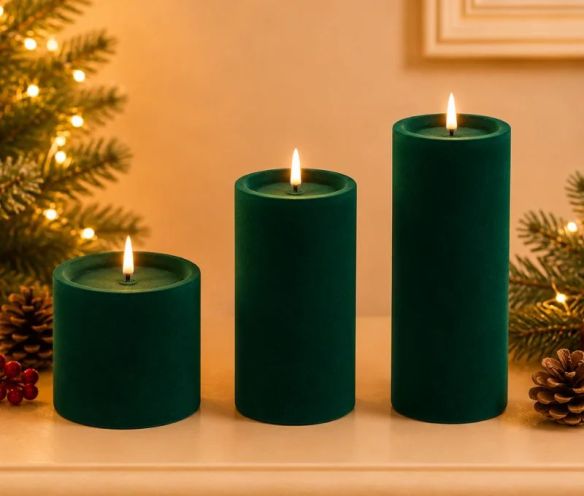 Grande bougie LED pilier velours floqué vert sapin effet flamme réaliste timer H20cm Ø10cm