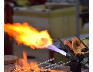 soufflage du verre de la boule de Noël en verre soufflé