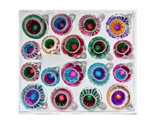 Coffret 18 boules de Noël en verre soufflé bicolore motifs pailletés argentés variés réflecteurs multicolores 8cm 7cm 6cm