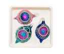 Voir la slide Coffret 3 gouttes de Noël en verre rétro réflecteur multicolore motifs pailletés argentés rose turquoise bleu Ø7cm