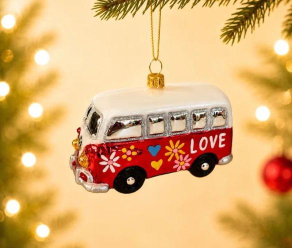 Suspension van hippie rouge verre soufflé peint à la main motifs fleurs cœurs inscription LOVE toit blanc H5cm