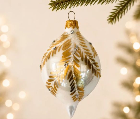 Goutte de Noël en verre soufflé blanc mat branches feuillage doré pailleté pierres argentées capuchon doré H10cm