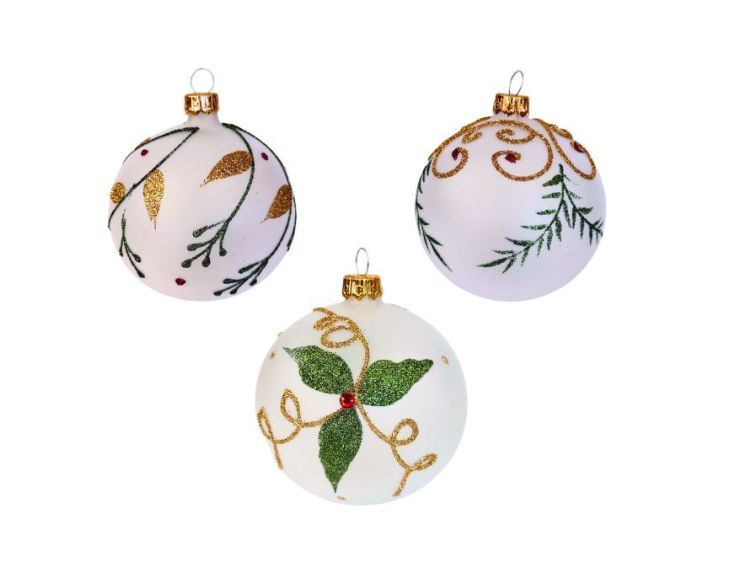 Coffret 3 boules de Noël en verre soufflé blanc mat motifs botaniques feuillage vert houx volutes dorées pierres rouges Ø8cm