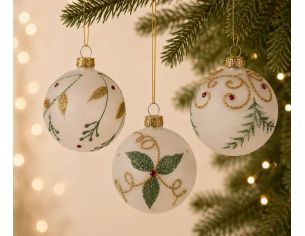 Coffret 3 boules de Noël en verre soufflé blanc mat motifs botaniques feuillage vert houx volutes dorées pierres rouges Ø8cm