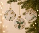 Voir la slide Coffret 3 boules de Noël en verre soufflé blanc mat motifs botaniques feuillage vert houx volutes dorées pierres rouges Ø8cm