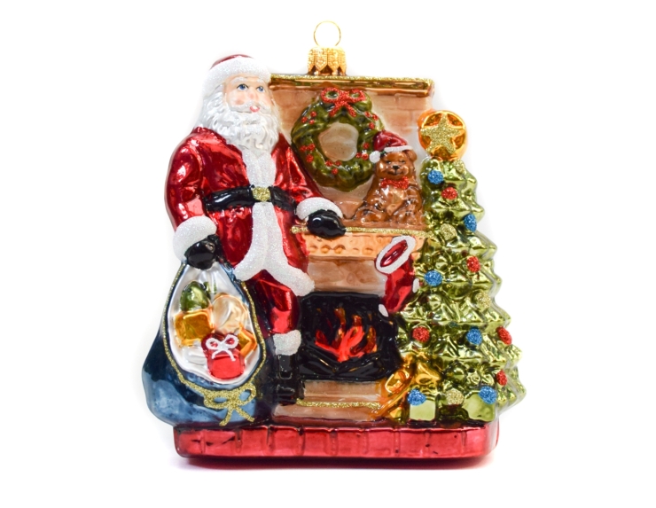 Décoration Père Noël cheminée avec cadeaux en verre soufflé