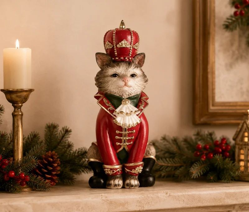 Chat décoratif polyrésine costume casse-noisette rouge vert couronne dorée L8 x l11 x H21cm