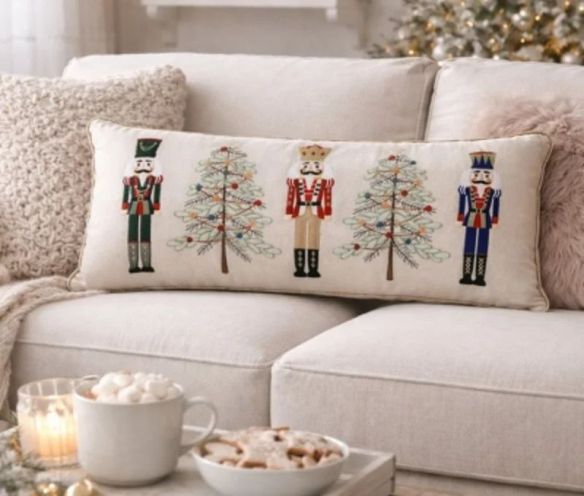 Coussin brodé 3 casse-noisettes sapins de Noël liseré doré 76cm