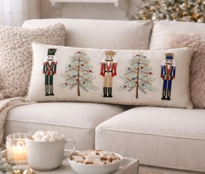 Coussin brodé 3 casse-noisettes sapins de Noël liseré doré 76cm