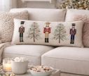 Voir la slide Coussin brodé 3 casse-noisettes sapins de Noël liseré doré 76cm