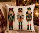 Voir la slide Coussin blanc passepoil rouge doré casse-noisettes brodés soldats Noël 40x40cm
