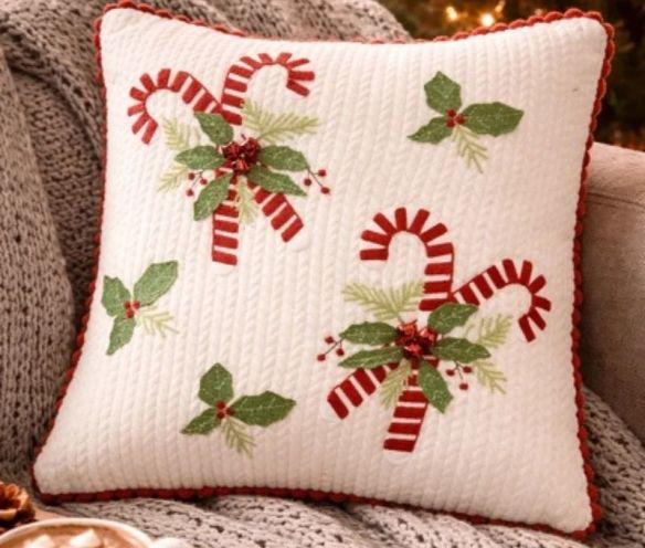 Coussin tricot blanc bordure crochet rouge sucres d'orge houx clochettes 40x40cm