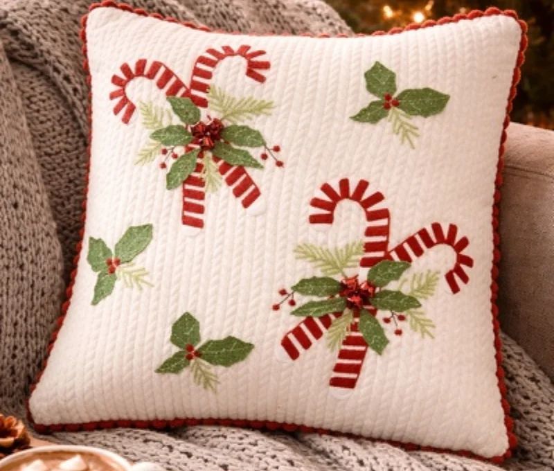 Coussin tricot blanc bordure crochet rouge sucres d'orge houx clochettes 40x40cm