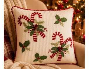Coussin tricot blanc bordure crochet rouge sucres d'orge houx clochettes 40x40cm