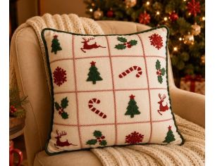 Coussin blanc bordure verte sapins rennes houx flocons sucres d'orge brodés 40x40cm