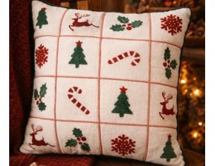 Coussin blanc bordure verte sapins rennes houx flocons sucres d'orge brodés 40x40cm