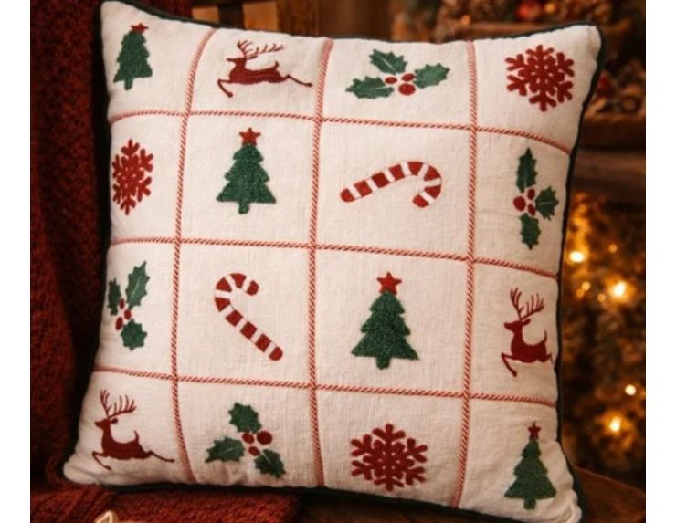 Coussin blanc bordure verte sapins rennes houx flocons sucres d'orge brodés 40x40cm