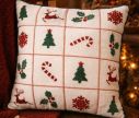 Voir la slide Coussin blanc bordure verte sapins rennes houx flocons sucres d'orge brodés 40x40cm