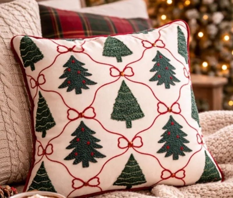 Coussin blanc passepoil rouge sapins verts treillis nœuds rouges strass 40x40cm
