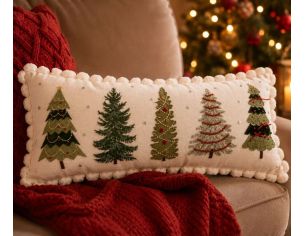 Coussin brodé 5 sapins de Noël variés liseré festonné blanc 70cm