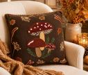 Voir la slide Coussin marron bordure pompons champignons brodés fougères fleurs automnales 40x40cm
