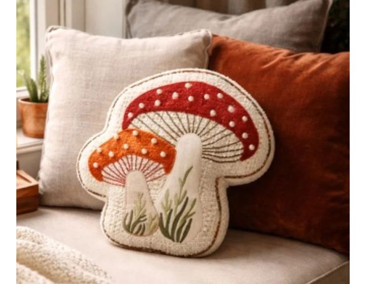 Coussin forme champignons rouge orange perles brodé rembourré toile beige 40x38cm