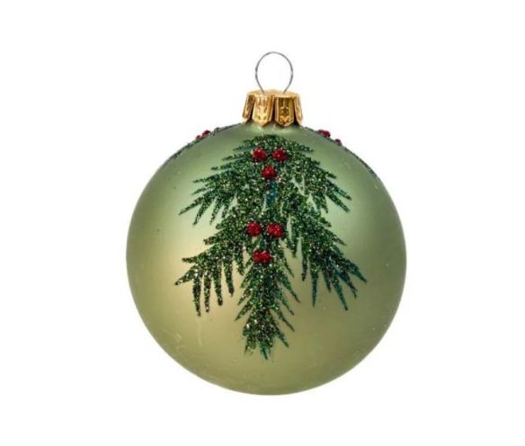 Boule de Noël verre vert sauge mat motif branche de sapin pailletée baies rouges Ø8cm