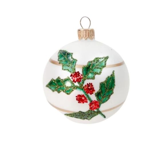 Décoration Noël boule en verre blanche mate motif houx feuilles vertes baies rouges ruban doré Ø8cm