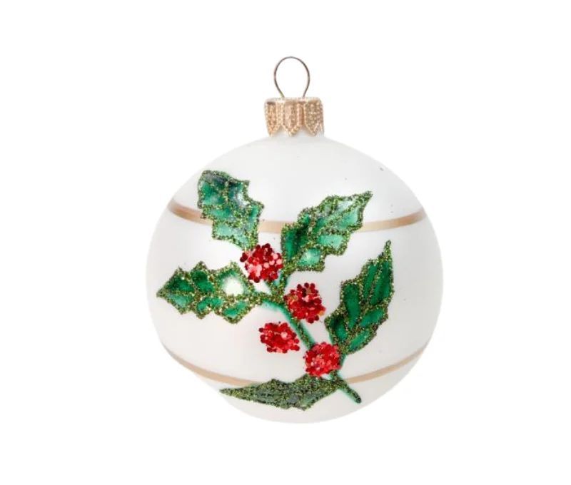 Décoration Noël boule en verre blanche mate motif houx feuilles vertes baies rouges ruban doré Ø8cm