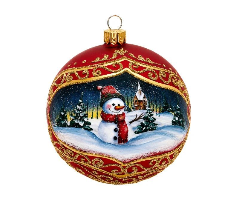 Boule de Noël en verre rouge bonhomme de neige bonnet rayé écharpe rouge sapins enneigés Ø10cm