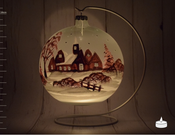 Bougeoir de Noël en verre soufflé , décor village enneigé avec chalet bordeaux. Diamètre 15cm, support inclus.