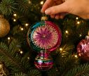 Voir la slide Suspension de Noël en verre boule rose turquoise rayures dorées réflecteur central facetté violet 15cm