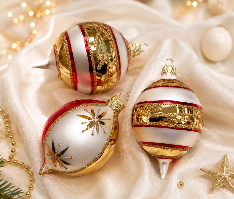 Coffret 3 gouttes de Noël rayures diagonales blanc doré rouge pailletées blanche col rouge motifs étoilés dorés Ø7cm H10cm