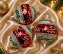 Voir la slide Coffret 3 gouttes de Noël blanc bande centrale rouge motif fougère pailleté argent rameaux verts peints  Ø7cm H10cm