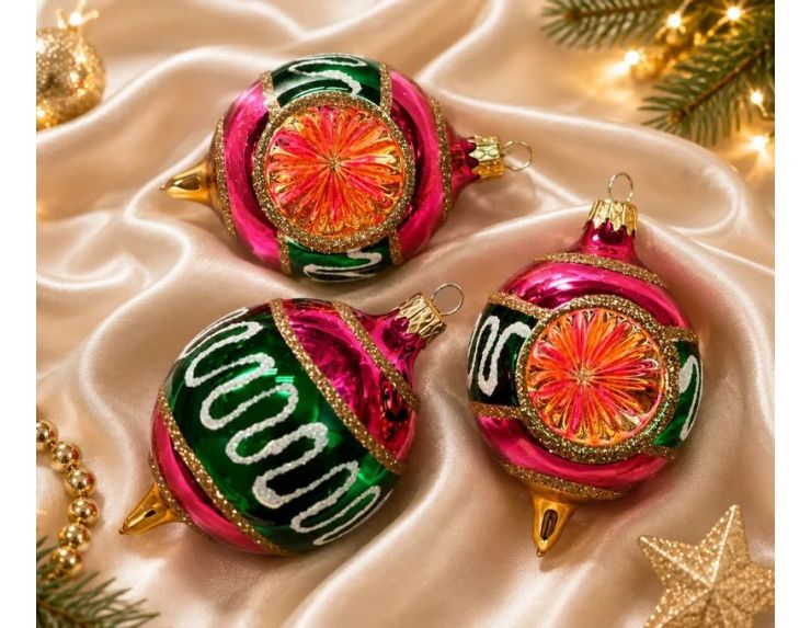 Coffret 3 gouttes de Noël verre soufflé peint à la main deux gouttes vert rose bordure  Ø7cm H10cm