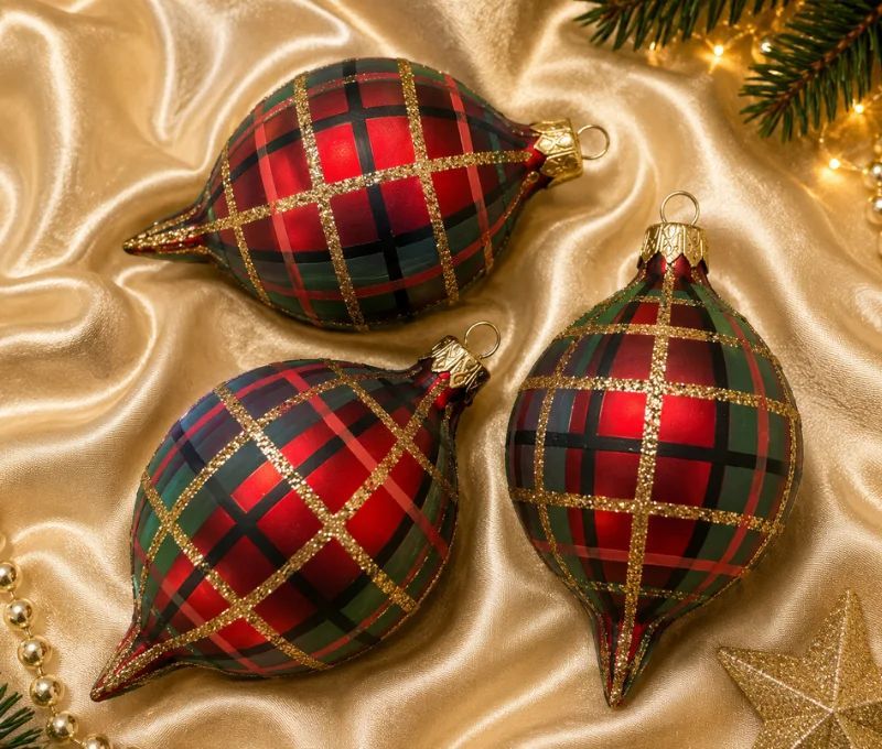 Coffret de 3 gouttes de Noël identiques en verre soufflé peint à la main, motif tartan rouge, Ø7cm, H10cm.