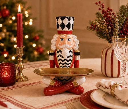 Plateau décoratif casse-noisette figurine rouge noir blanc chapeau arlequin plateau doré jambes croisées H32cm