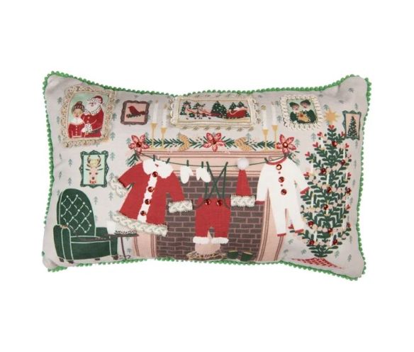 Coussin de Noël polyester scène cheminée Père Noël sapin bas de Noël passepoil pompons verts L50 x l30cm