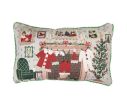 Voir la slide Coussin de Noël polyester scène cheminée Père Noël sapin bas de Noël passepoil pompons verts L50 x l30cm