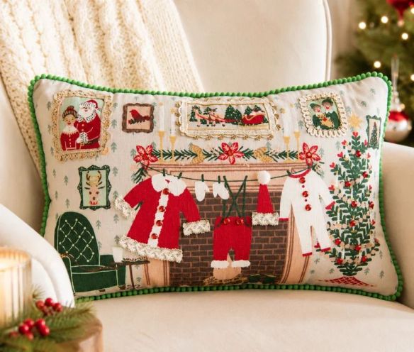Coussin de Noël polyester scène cheminée Père Noël sapin bas de Noël passepoil pompons verts L50 x l30cm