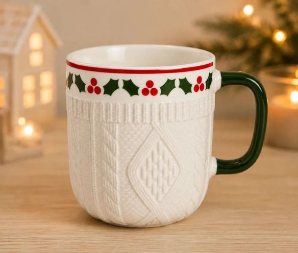 Tasse en porcelaine effet pull texture tricot motif houx baies rouges anse verte 350ml
