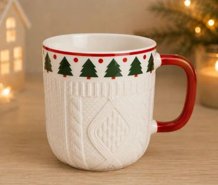 Tasse en porcelaine effet pull texture tricot motif sapins de Noël pois rouges anse rouge 350ml
