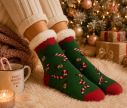 Voir la slide Chaussettes de Noël vertes revers fausse fourrure blanche bordure zigzag rouge
