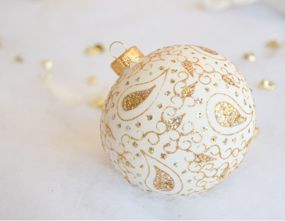 Boule de Noël blanche motifs cachemire en paillettes dorées diamètre 10cm