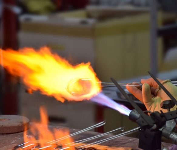 soufflage du verre de la boule de Noël en verre soufflé