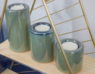 Set de 3 bougeoirs en céramique émaillée vert foncé, finitions brillantes, 3 hauteurs assorties.