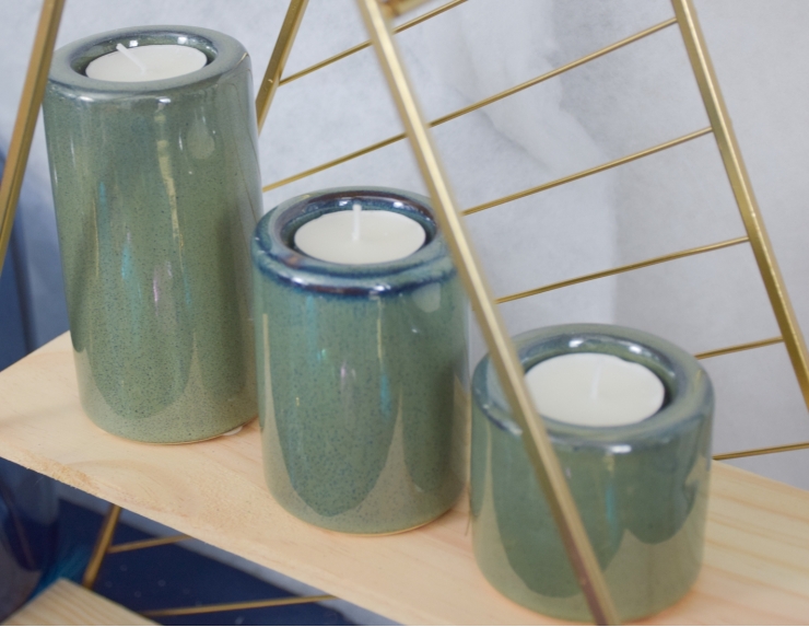 Set de 3 bougeoirs en céramique émaillée vert foncé, finitions brillantes, 3 hauteurs assorties.