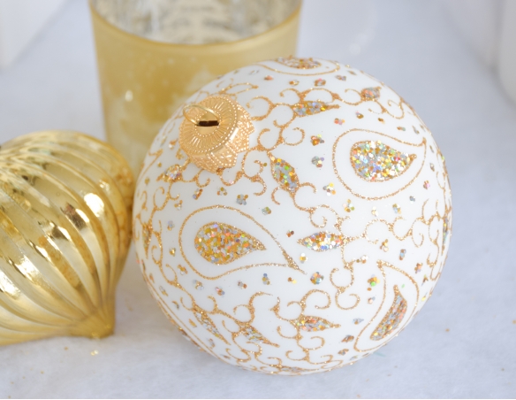 Boule de Noël blanche motifs cachemire en paillettes dorées diamètre 10cm