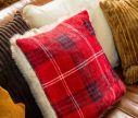 Voir la slide Coussin carré tartan rouge noir blanc bordure fausse fourrure crème dos fausse fourrure 45x45cm