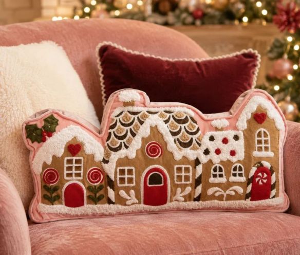 Coussin forme maison pain d'épice rose bordure rose maisons brodées neige portes rouges bonbons 50x25x4cm